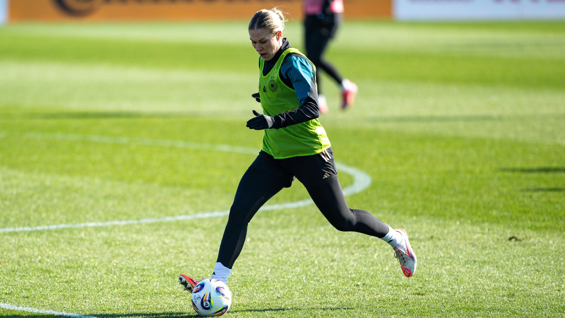 Rebecca Knaak beim Training der DFB-Frauen.