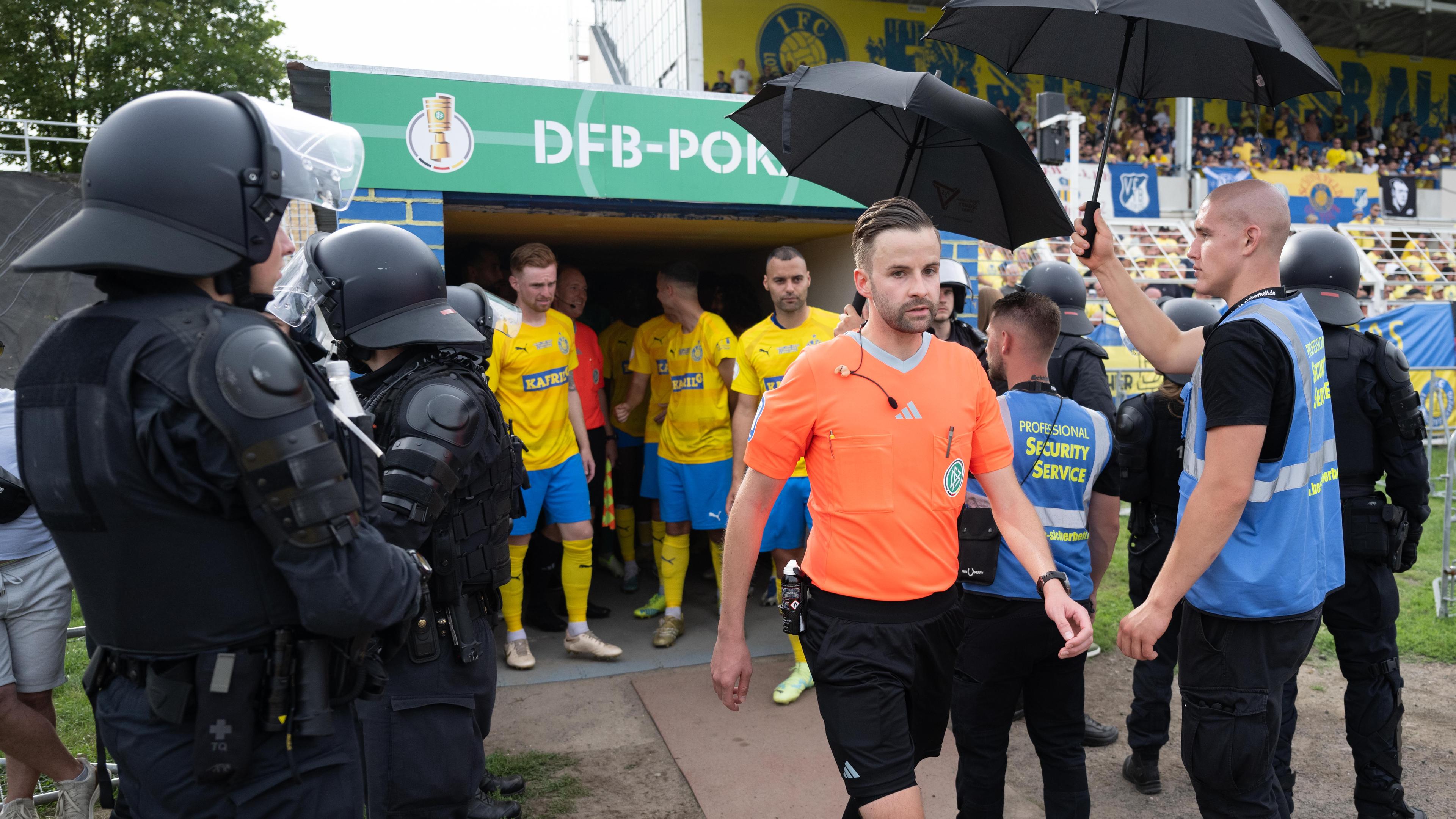 Sachsen, Leipzig: Fußball: DFB-Pokal, Lok Leipzig - Eintracht Frankfurt, 1. Runde, Bruno Plache Stadion. Schiedsrichter Michael Bacher betritt das Stadion nach einer Spielunterbrechung.