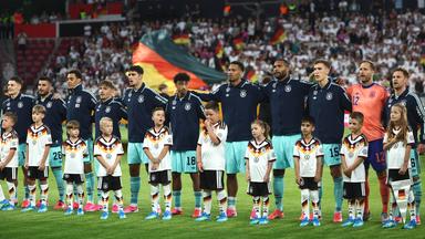 Fußball: Das DFB-Team während der Hymne.