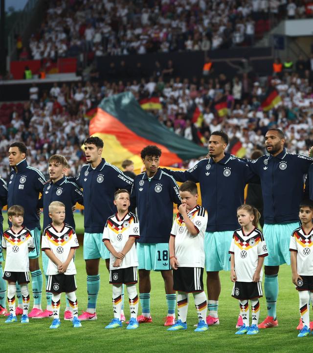 Fußball: Das DFB-Team während der Hymne.