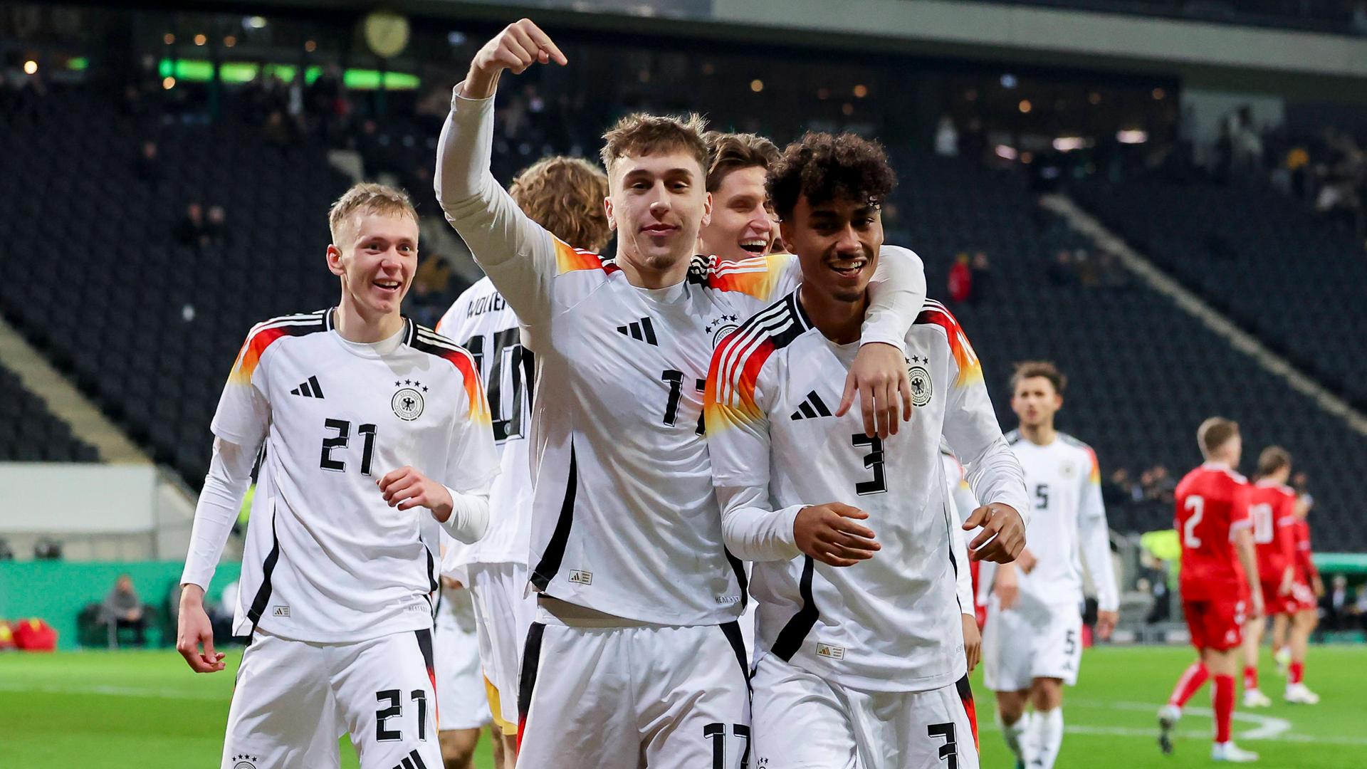 Gruda Brwon jubeln für die U21-Nationalmannschaft des DFB
