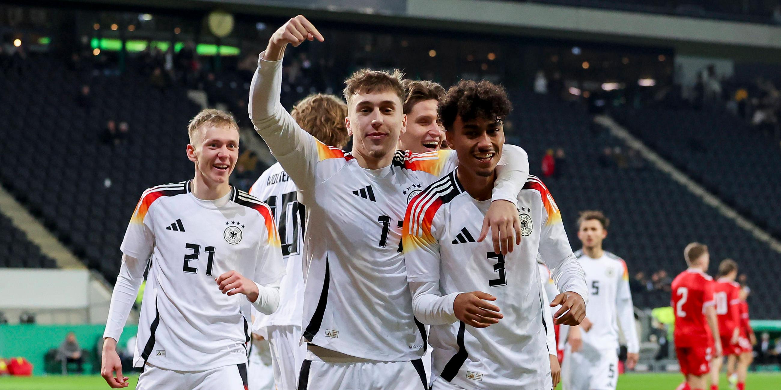 Gruda Brwon jubeln für die U21-Nationalmannschaft des DFB