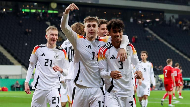 Gruda Brwon jubeln für die U21-Nationalmannschaft des DFB