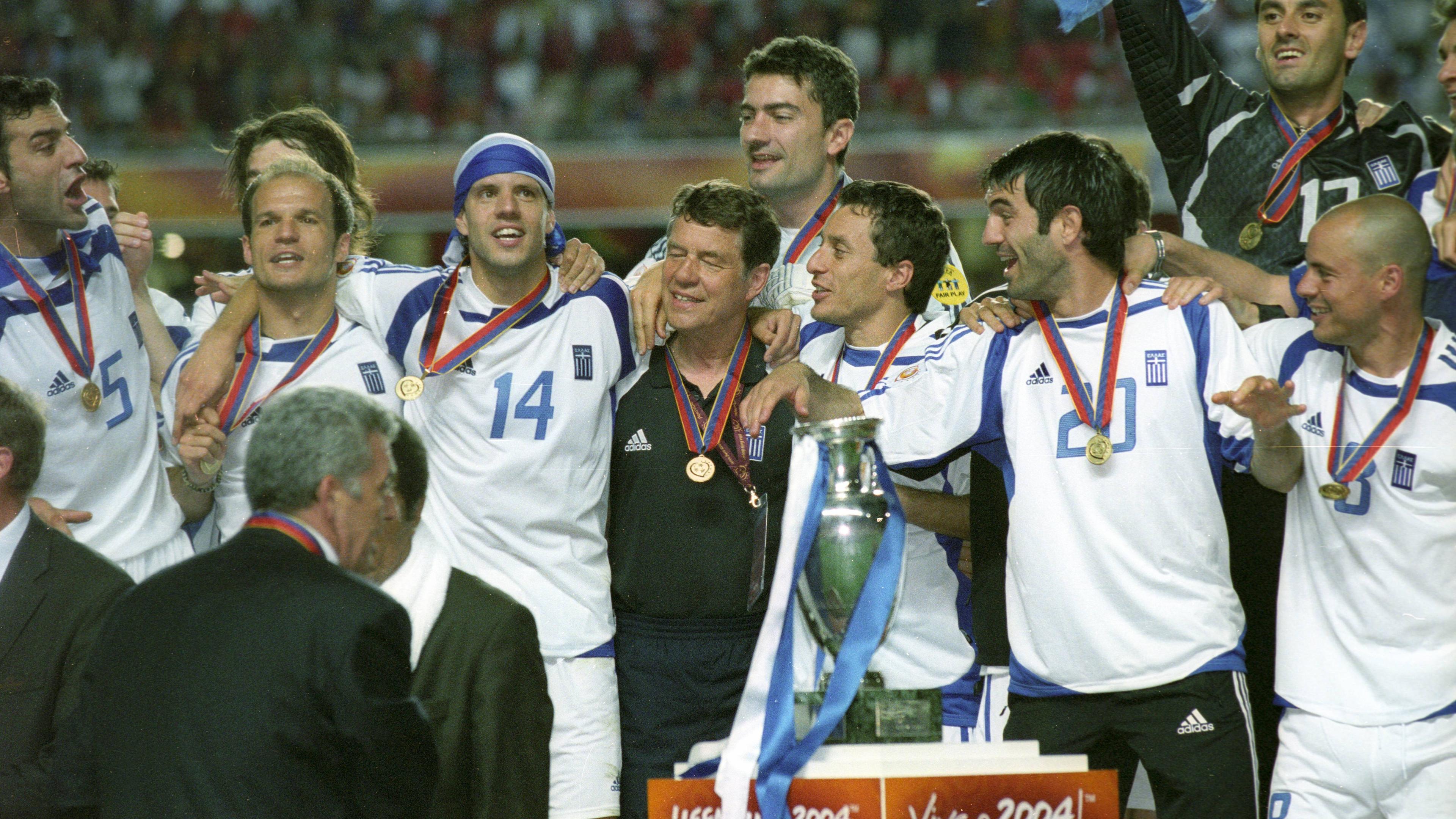 Die griechische Mannschaft kurz vor der Überreichung des Pokals. Mitte: Trainer Otto Rehhagel.