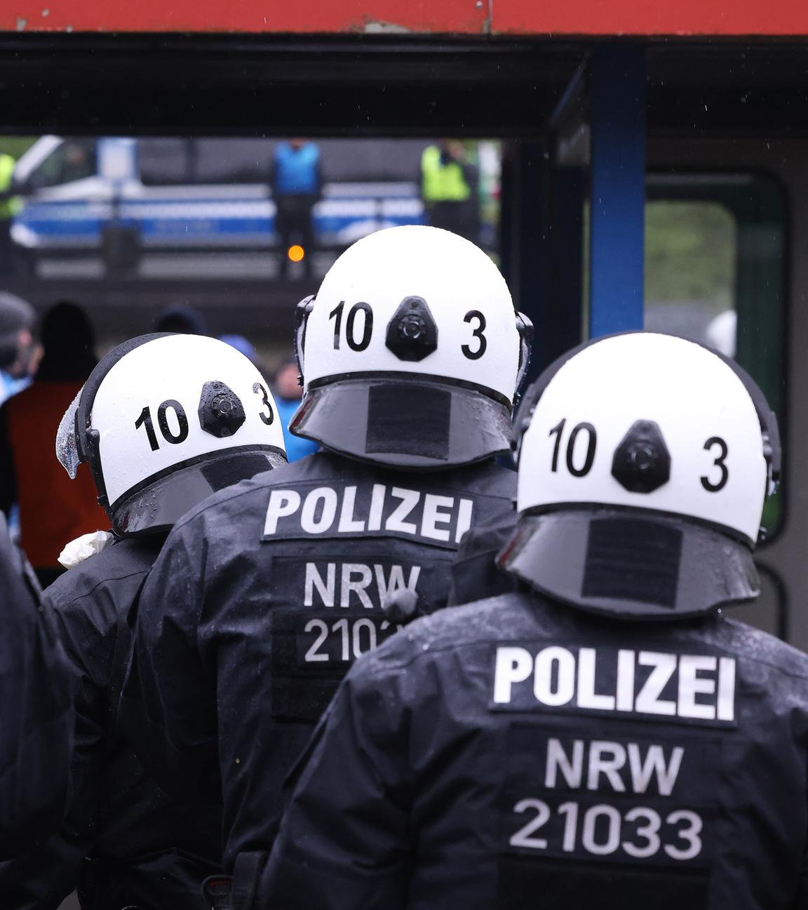 Übung der Wuppertaler Polizei zum Umgang mit Fußballfangruppen