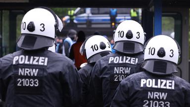Übung der Wuppertaler Polizei zum Umgang mit Fußballfangruppen