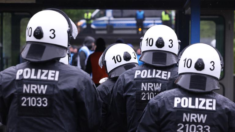 Übung der Wuppertaler Polizei zum Umgang mit Fußballfangruppen