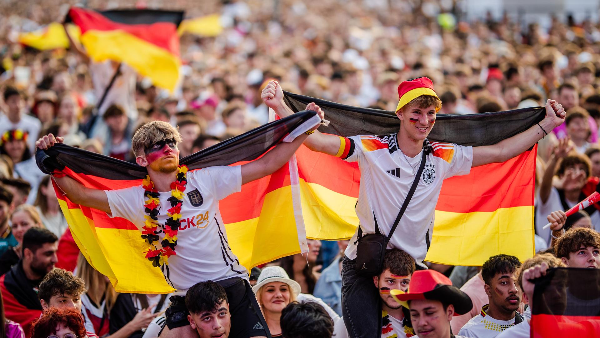 Zahlreiche Deutschland-Fans jubeln während des Public Viewings auf dem Schlossplatz in Stuttgart.
