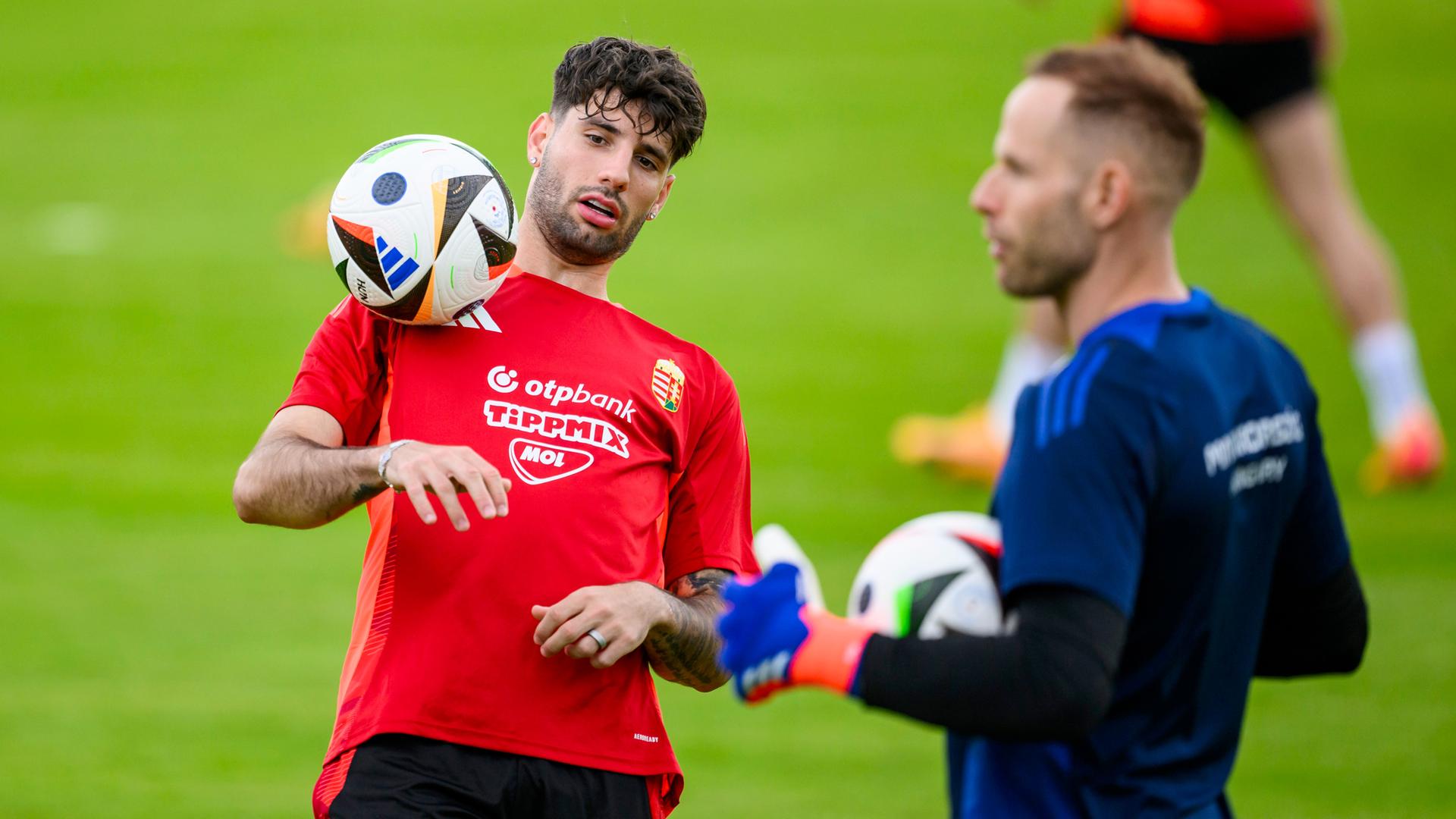 Fußball, Vorbereitung auf die UEFA Euro 2024, Training Österreich, Dominik Szoboszlai (l) und Torwart Peter Gulacsi nehmen am Training der ungarischen Nationalmannschaft teil