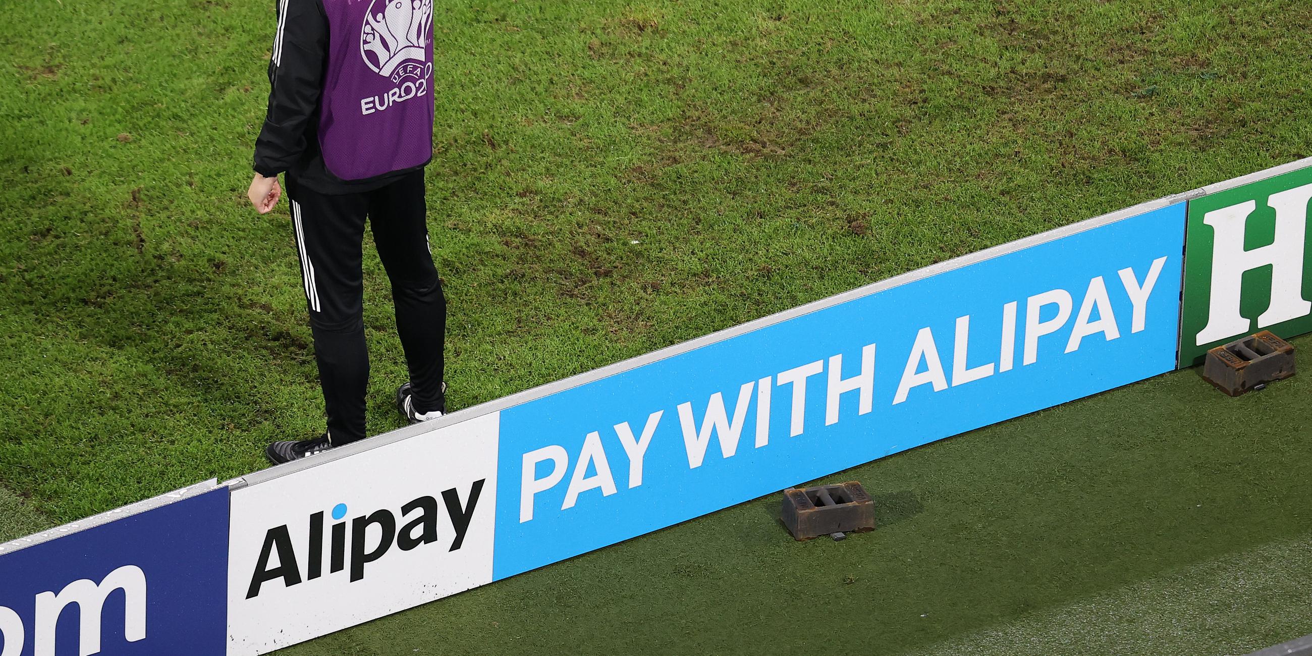 Eine Werbebande zeigt das Logo des chinesischen Unternehmens Alipay.