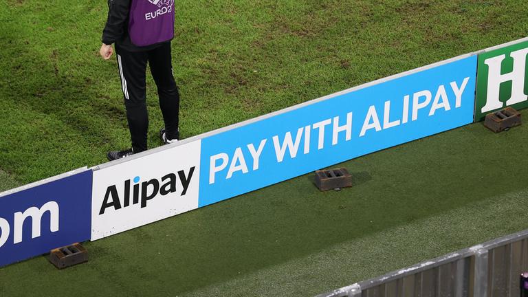 Eine Werbebande zeigt das Logo des chinesischen Unternehmens Alipay.