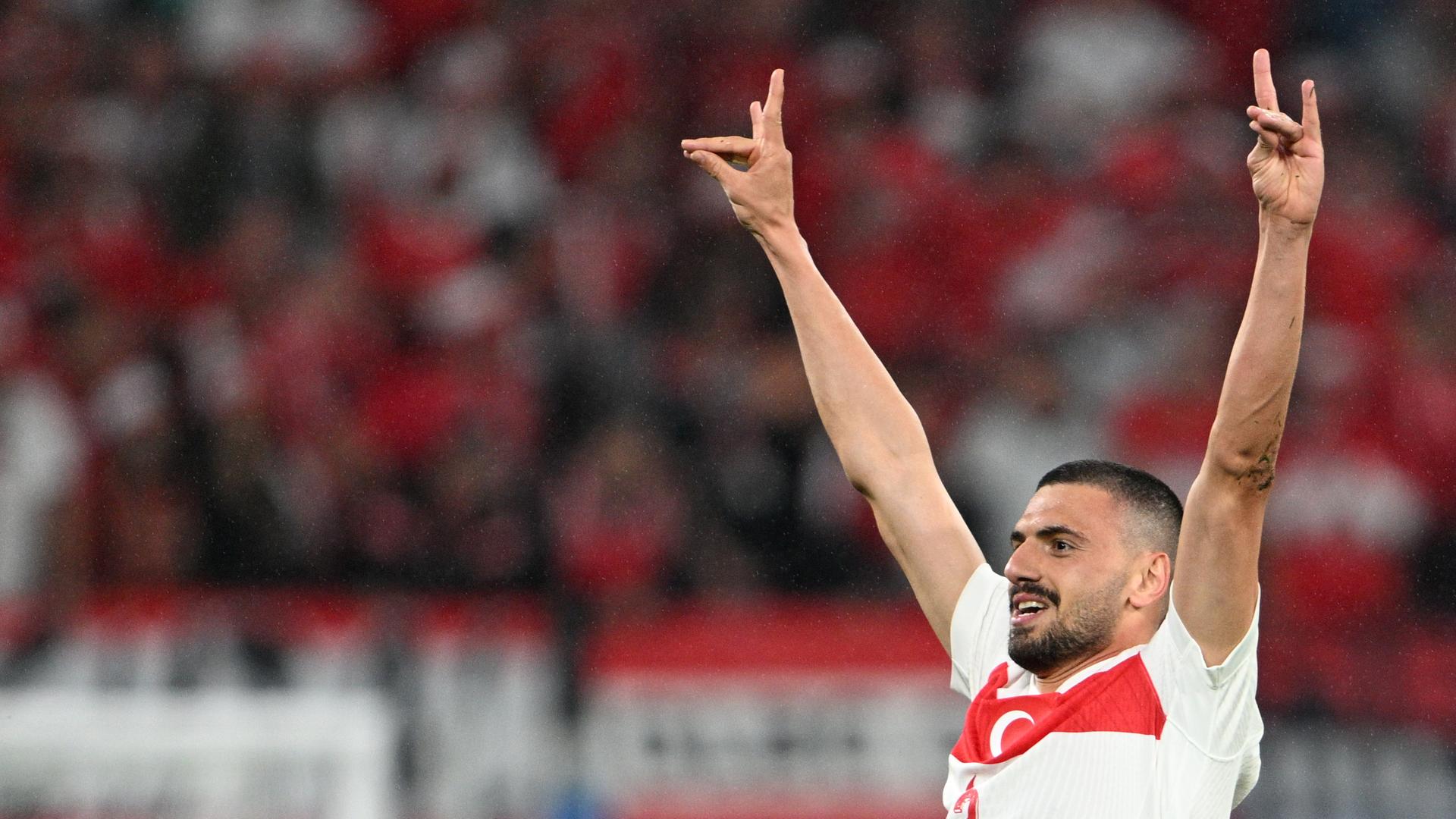 Der türkische Fußballspieler Merih Demiral zeigt auf dem Feld den Wolfsgruß.