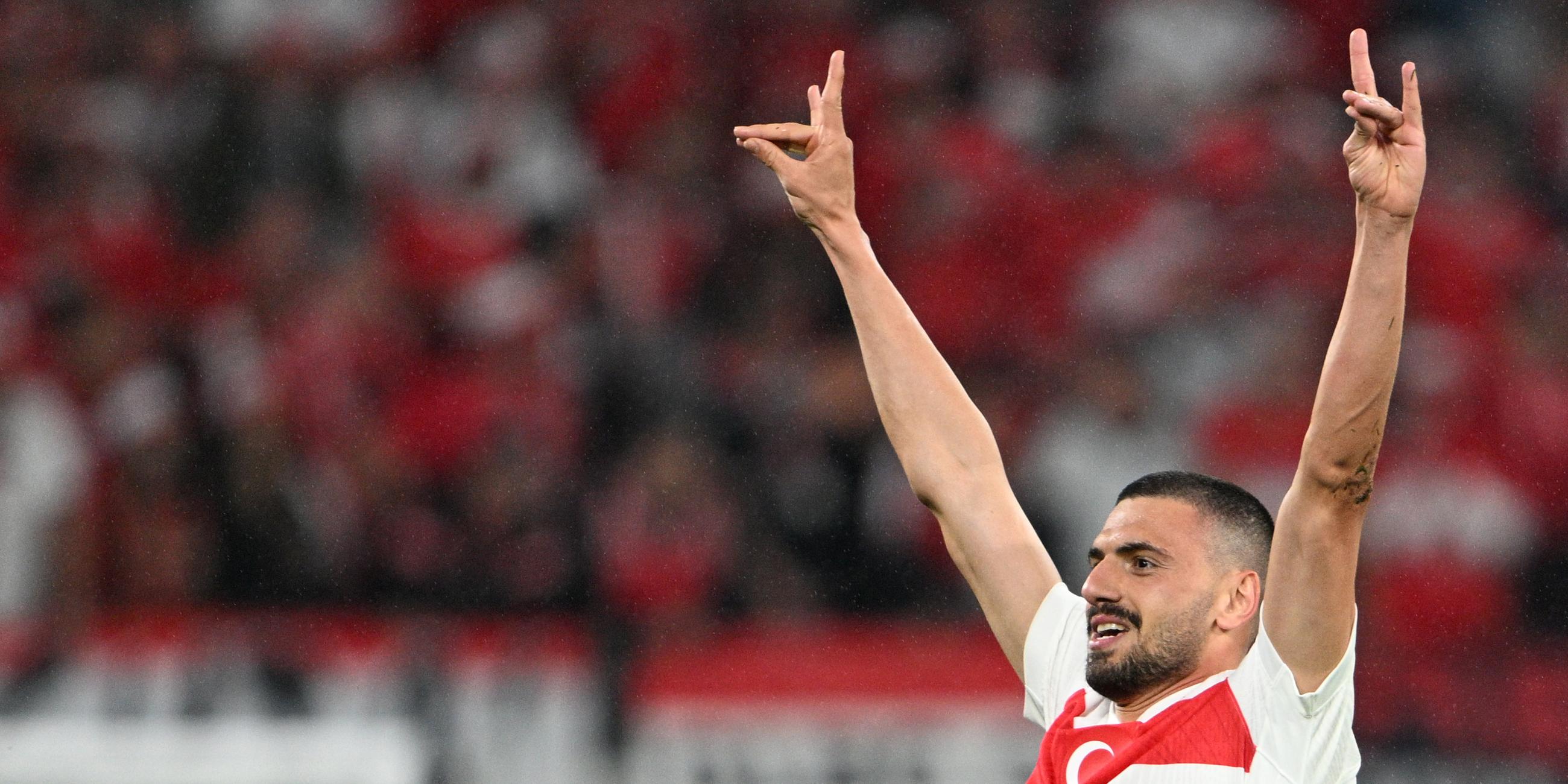 Der türkische Fußballspieler Merih Demiral zeigt auf dem Feld den Wolfsgruß.