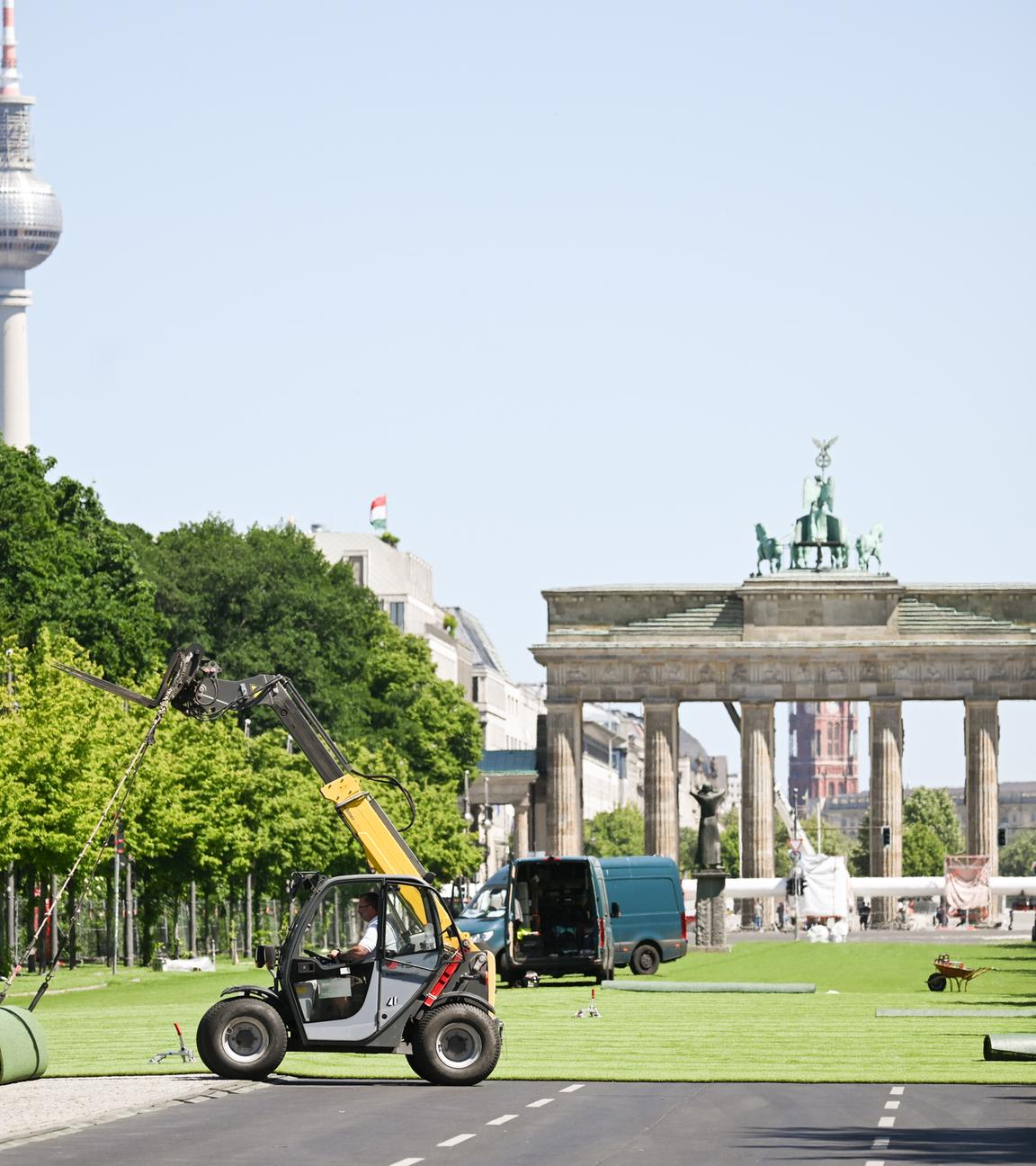 Rollrasen wird auf der Straße des 17. Juni vor dem Brandenburger Tor verlegt. Hier entsteht die Fanzone mit Public Viewing für die Fußball-Europameisterschaft vom 14. Juni bis zum 14. Juli.