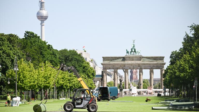 Rollrasen wird auf der Straße des 17. Juni vor dem Brandenburger Tor verlegt. Hier entsteht die Fanzone mit Public Viewing für die Fußball-Europameisterschaft vom 14. Juni bis zum 14. Juli.