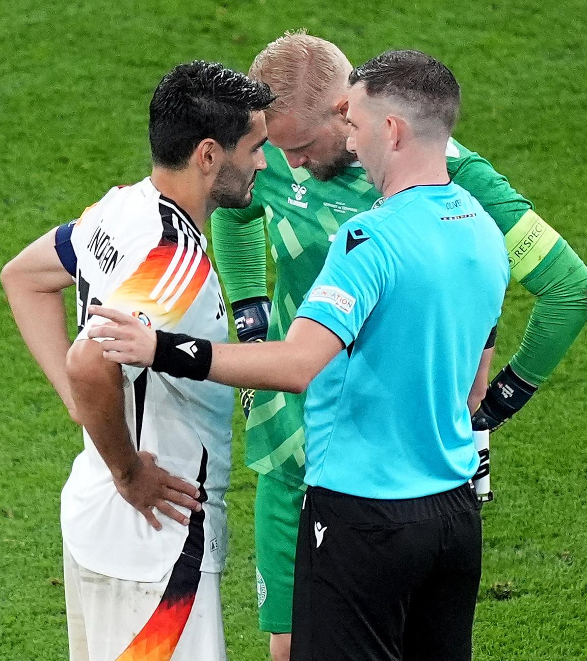 Archiv: Schiedsrichter Michael Oliver aus England spricht mit den beiden Kapitänen Ilkay Gündogan (l) und Dänemarks Kasper Schmeichel