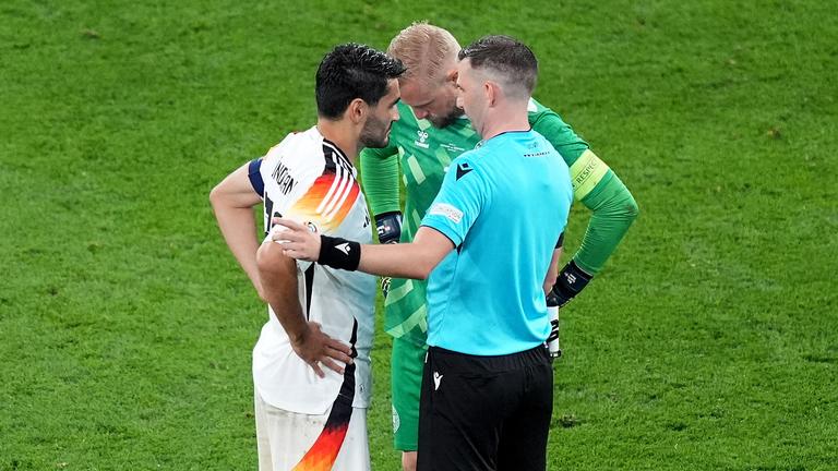 Archiv: Schiedsrichter Michael Oliver aus England spricht mit den beiden Kapitänen Ilkay Gündogan (l) und Dänemarks Kasper Schmeichel