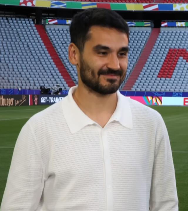 DFB Kapitän vor dem Eröffnungsspiel