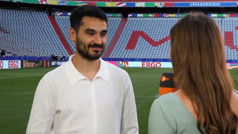 DFB Kapitän vor dem Eröffnungsspiel