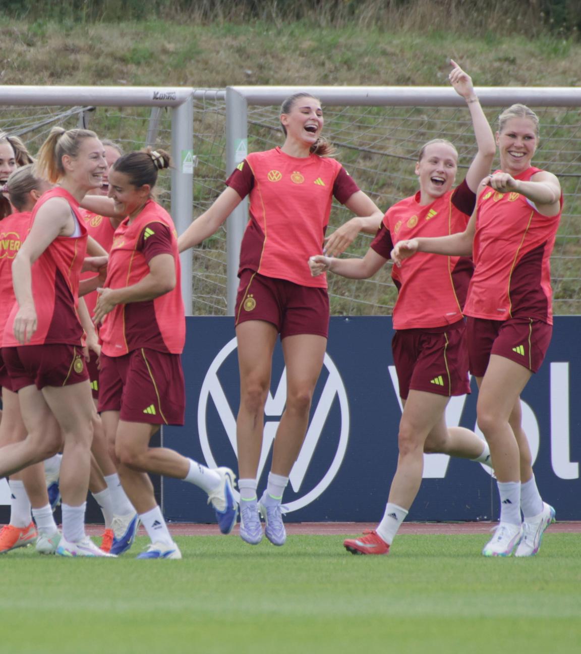 Die deutsche Nationalmannschaft trainiert mit guter Laune im Trainingslager in Herzogenaurach.