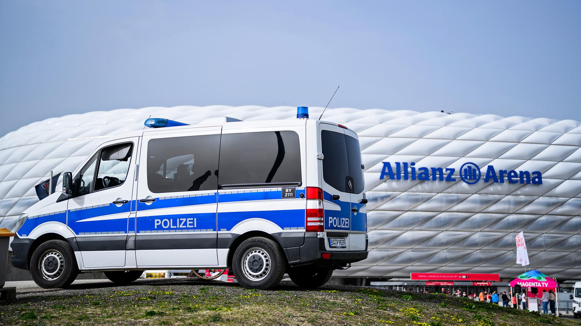 Ein Auto der Polizei steht vor dem Spiel vor der Allianz Arena, aufgenommen am 30.03.2024