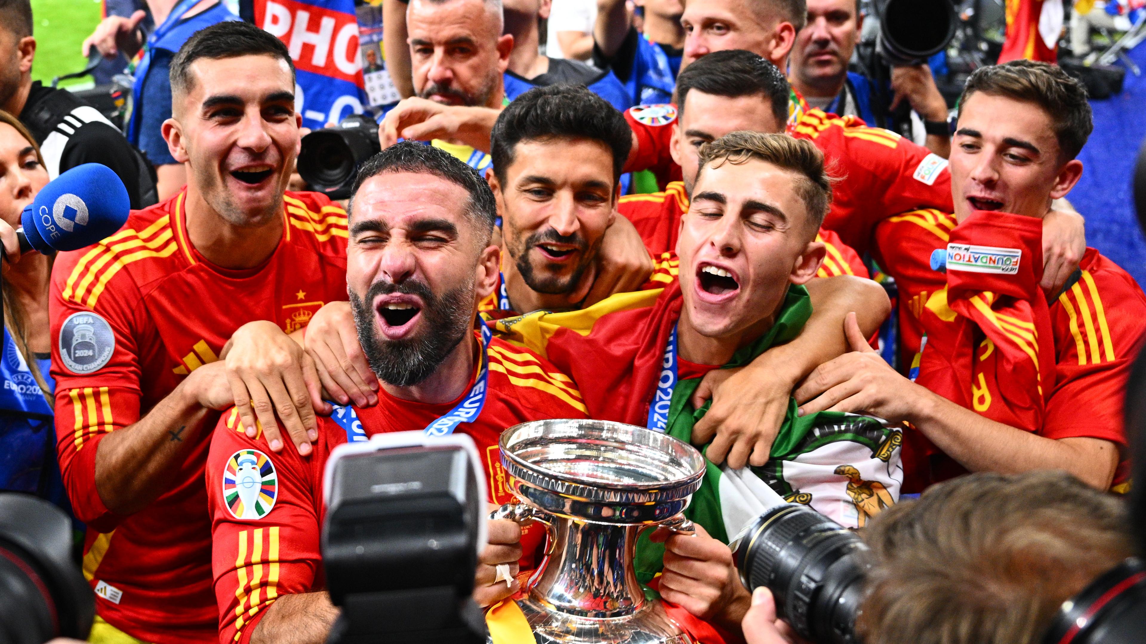 Spaniens Dani Carvajal jubelt mit der Trophäe nach dem Sieg im Finale. 