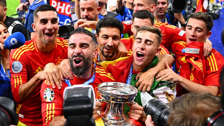 Spaniens Dani Carvajal jubelt mit der Trophäe nach dem Sieg im Finale. 