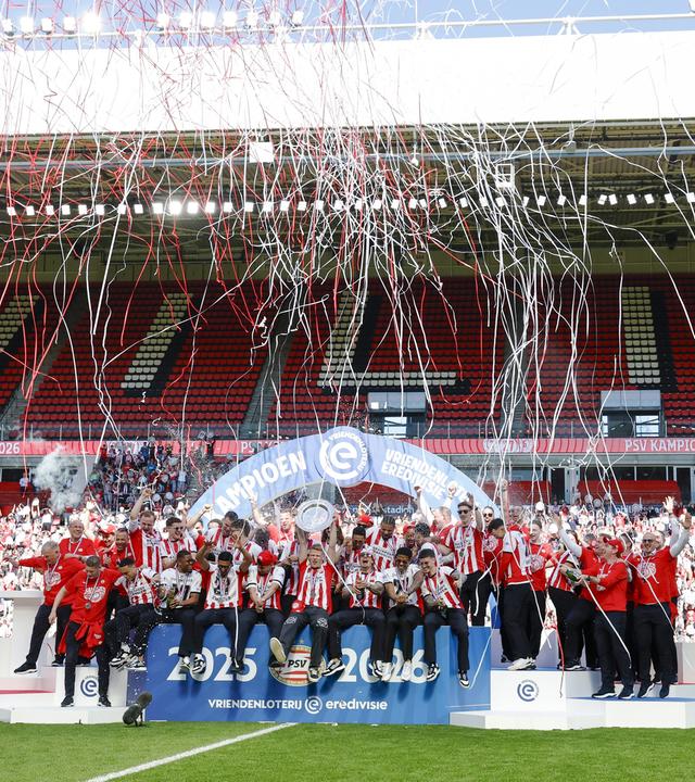 Das Team der PSV Eindhoven feiert am 7. April den Titel in der niederländischen Eredivisie.