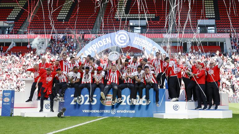 Das Team der PSV Eindhoven feiert am 7. April den Titel in der niederländischen Eredivisie.