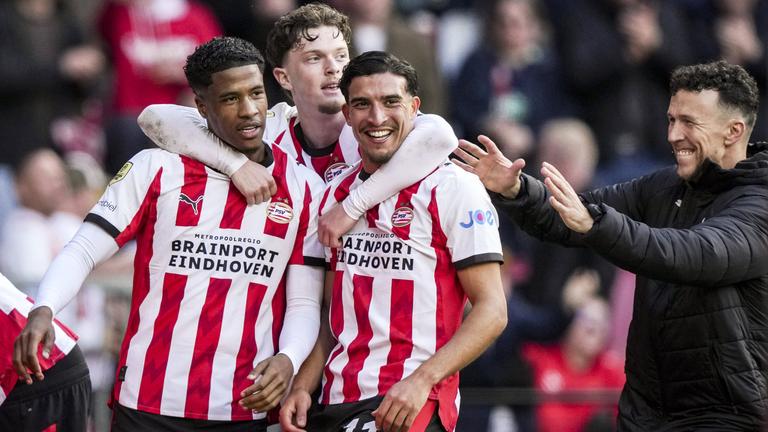 Ryan Flamingo, Paul Wanner und Torschütze Couhaib Driouech feiern das entscheidende 4:3 beim FC Utrecht.