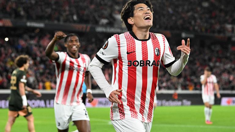 Freiburgs Yuito Suzuki bejubelt seinen Treffer gegen Utrecht