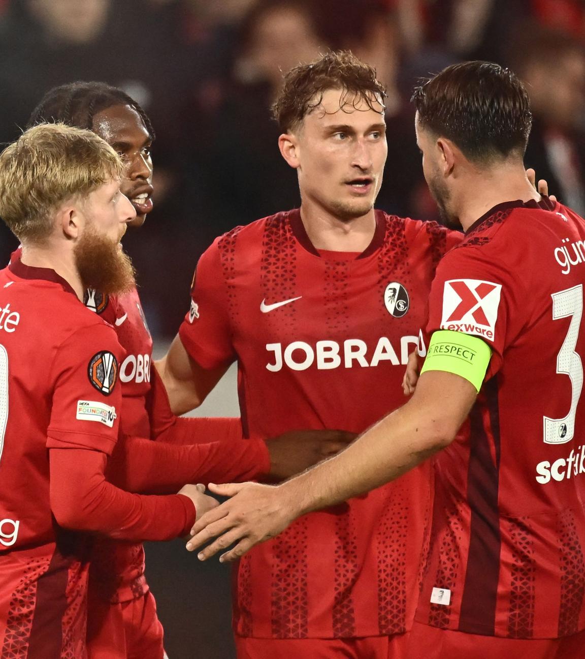 Freiburgs Spieler feiern das Tor zum 1:0 von Patrick Osterhage (Mitte).