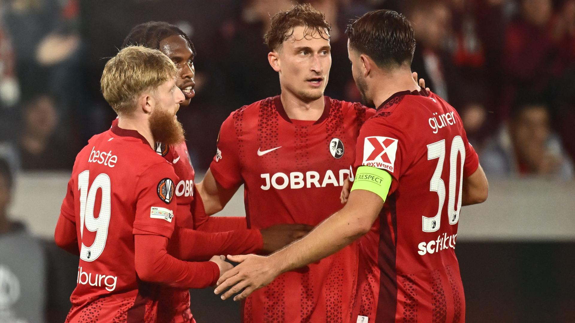 Freiburgs Spieler feiern das Tor zum 1:0 von Patrick Osterhage (Mitte).