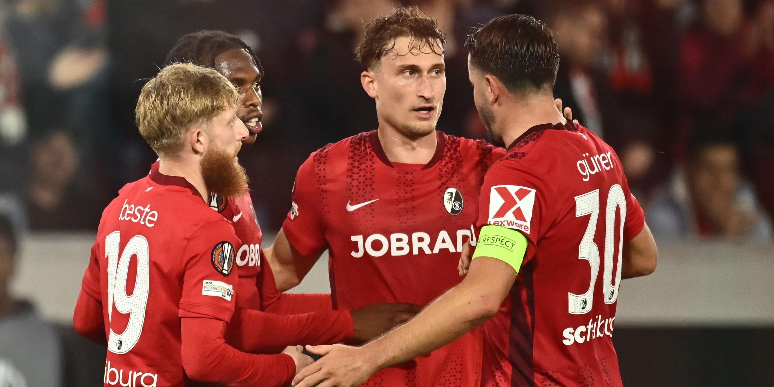 Freiburgs Spieler feiern das Tor zum 1:0 von Patrick Osterhage (Mitte).