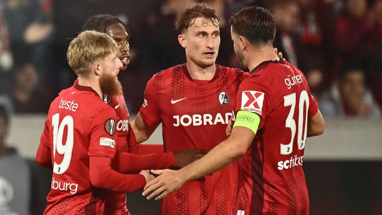 Freiburgs Spieler feiern das Tor zum 1:0 von Patrick Osterhage (Mitte).