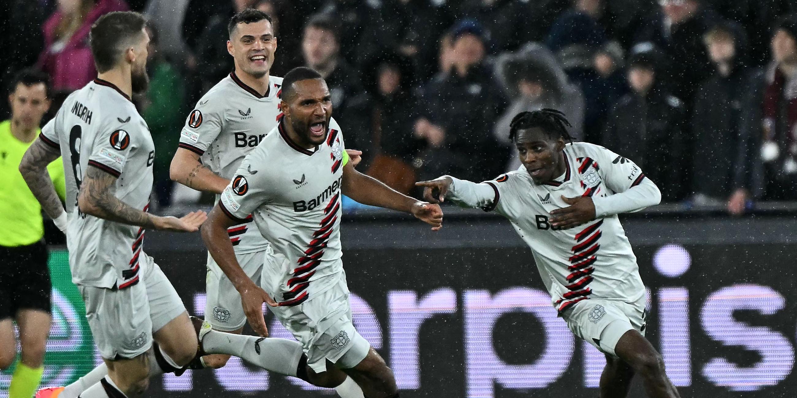 Die Spieler von Bayer Leverkusen jubeln.