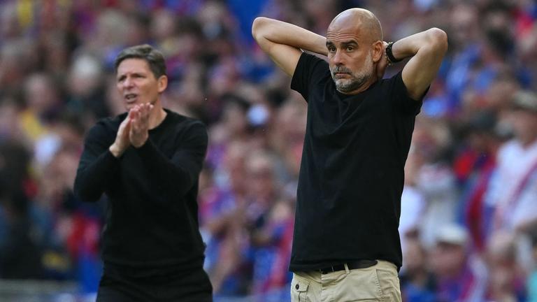 Die Trainer Pep Guardiola (rechts) von Manchester City und Oliver Glasner von Crystal Palace gestikulieren während des FA-Cup-Finales.