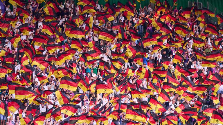 Fußball: Fans der DFB-Frauen bei der EM 2025.