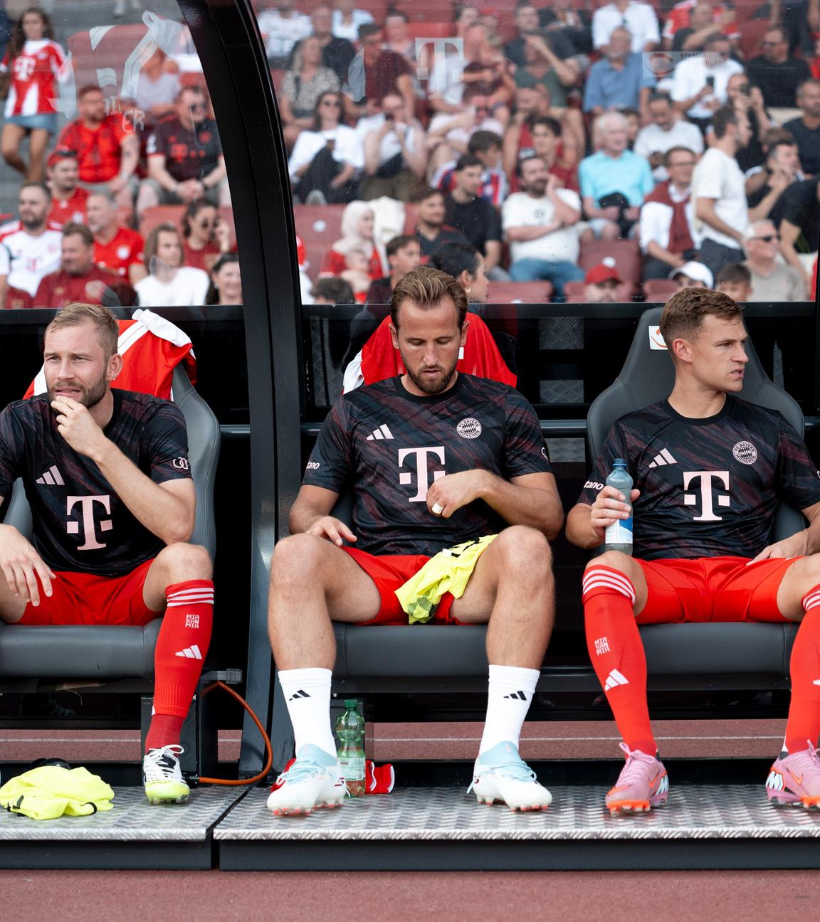 v.l. Jonathan Tah, Konrad Laimer, Harry Kane, Joshua Kimmich, Torwart Sven Ulreich (Bayern)