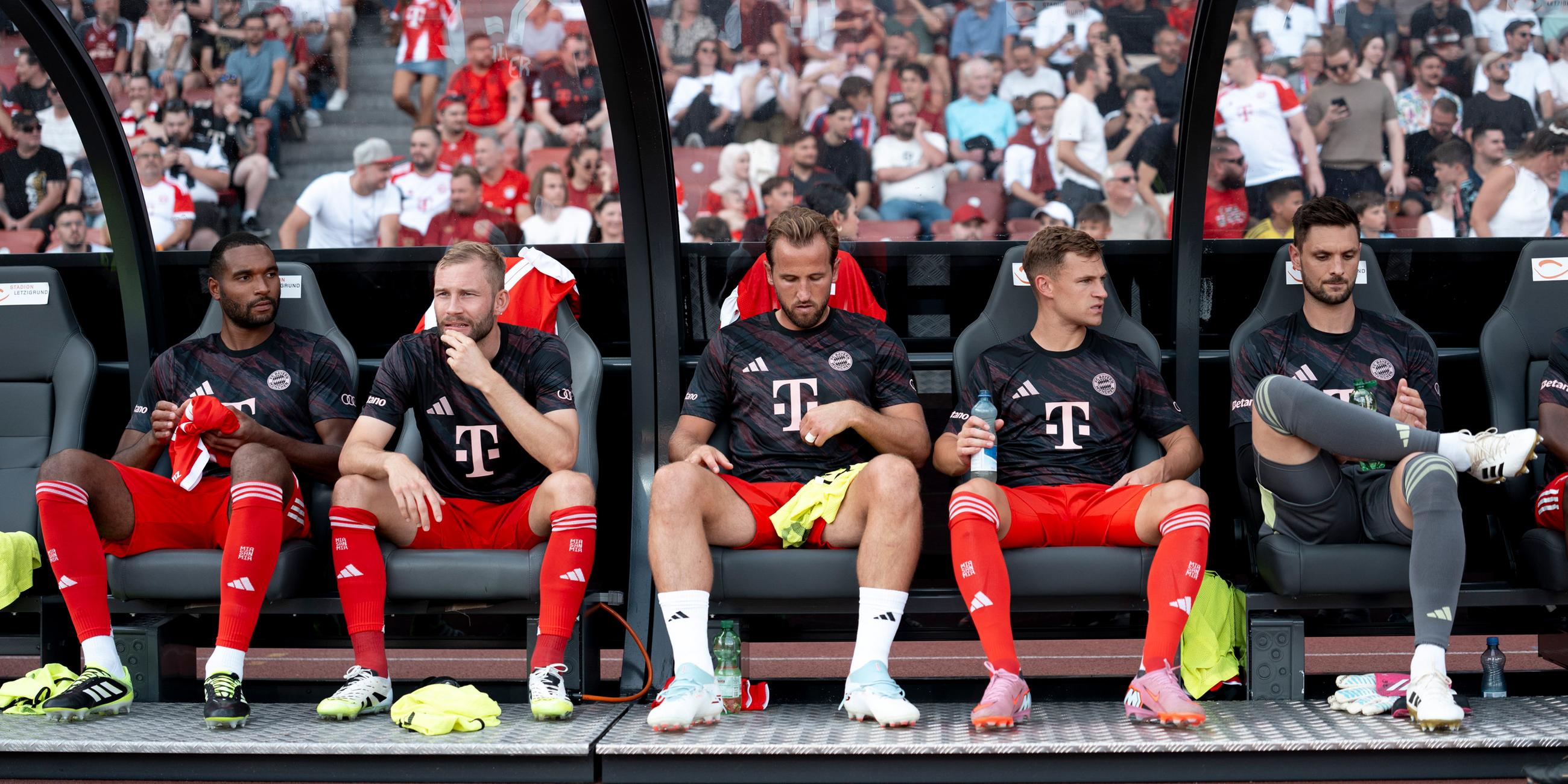 v.l. Jonathan Tah, Konrad Laimer, Harry Kane, Joshua Kimmich, Torwart Sven Ulreich (Bayern)
