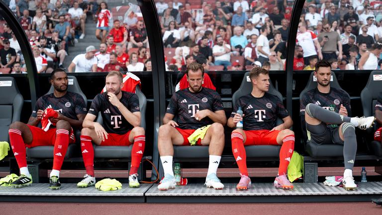 v.l. Jonathan Tah, Konrad Laimer, Harry Kane, Joshua Kimmich, Torwart Sven Ulreich (Bayern)