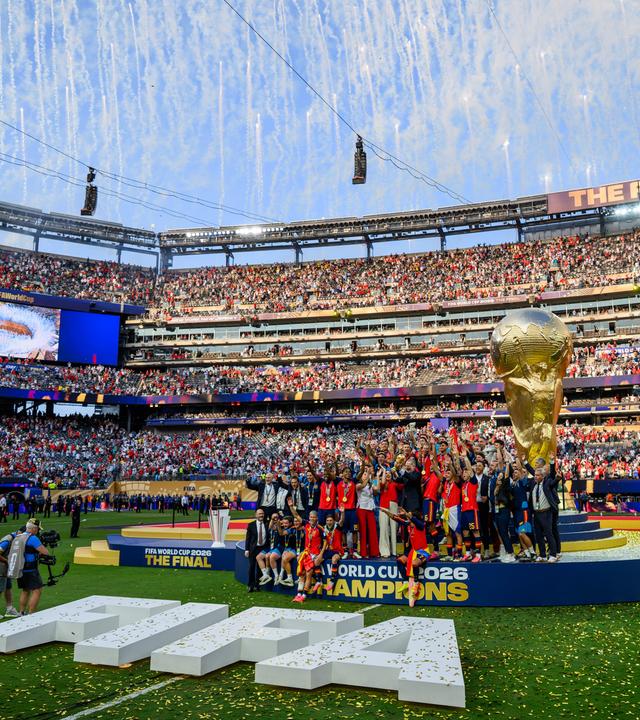 Fussball, Weltmeister 2026, Spanien, König Felipe VI. von Spanien mit Pokal, New-York-New-Jersey-Stadion (MetLife Stadium)