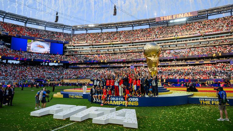 Fussball, Weltmeister 2026, Spanien, König Felipe VI. von Spanien mit Pokal, New-York-New-Jersey-Stadion (MetLife Stadium)