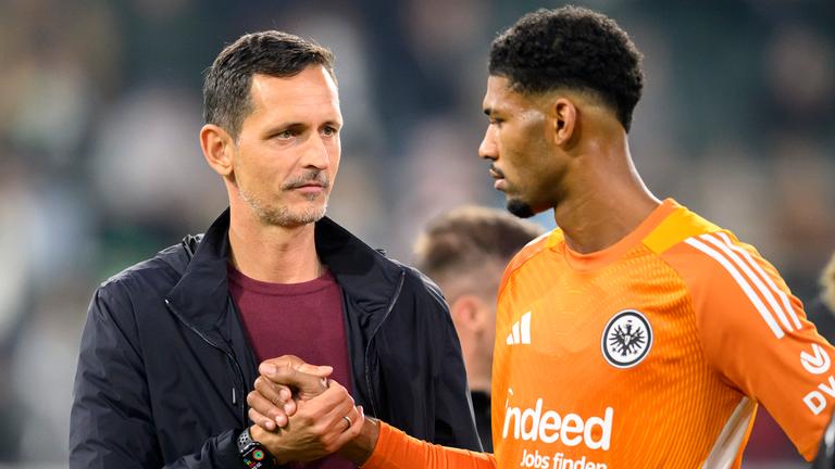 Fußball: Trainer Dino Toppmöller und Torhüter Kaua Santos von Eintracht Frankfurt.