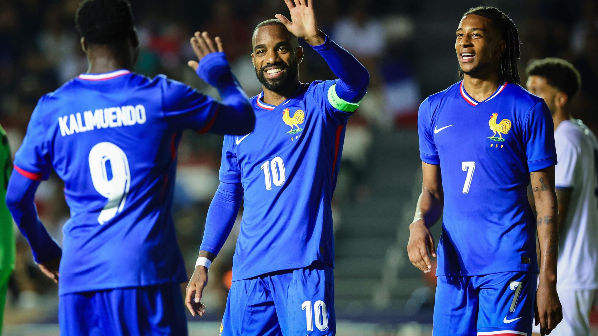 Bayern Münchens Neuzugang Michael Olise (rechts) will mit seinen Teamkollegen bei Olympia eine Medaille gewinnen.