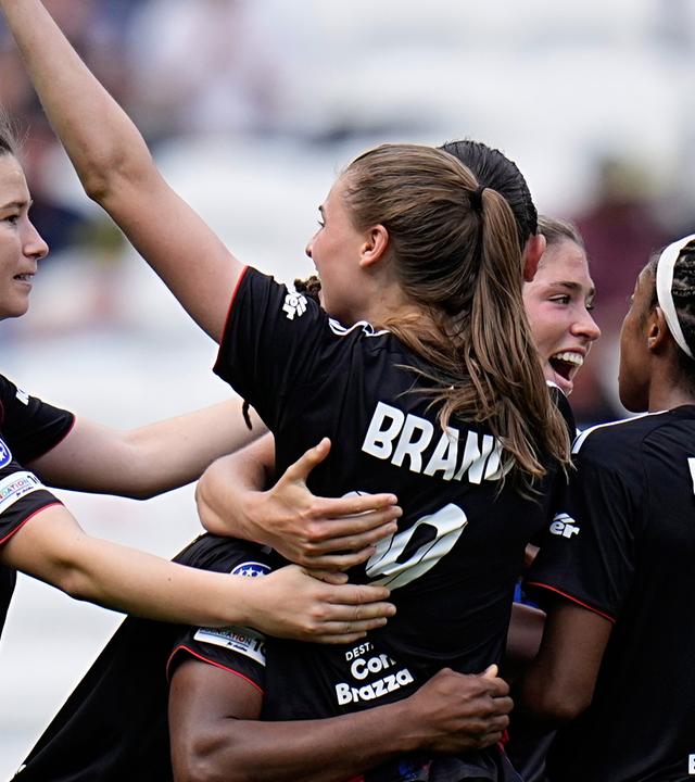 Jule Brand (M) von Olympique Lyon jubelt über ihr Tor zum 3:1.