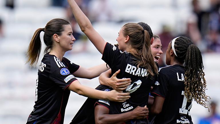 Jule Brand (M) von Olympique Lyon jubelt über ihr Tor zum 3:1.
