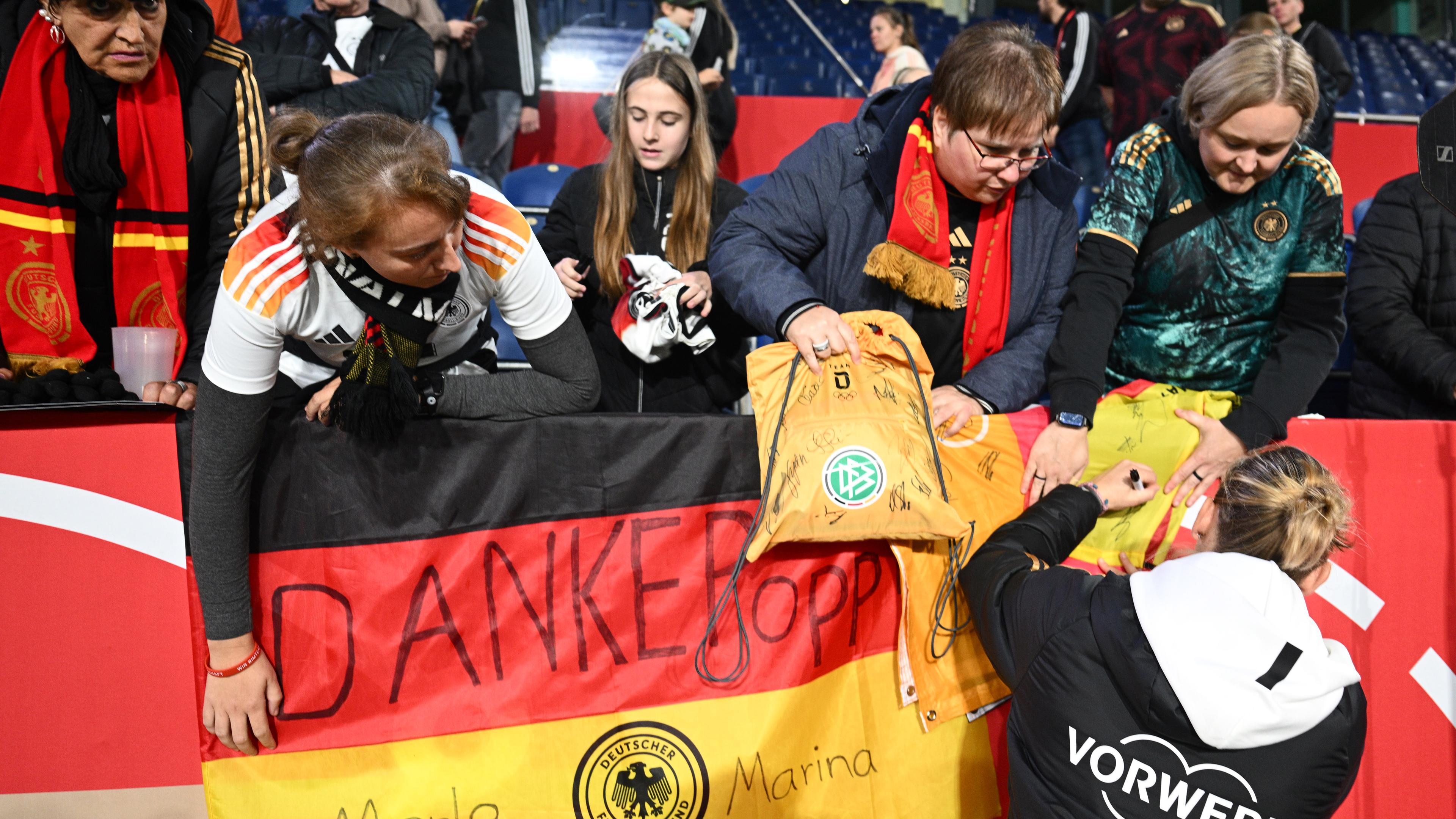 Deutschlands Alexandra Popp schreibt ein Autogramm.