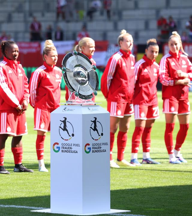 Fußball: Der FC Bayern und die Meisterschale der Frauen.