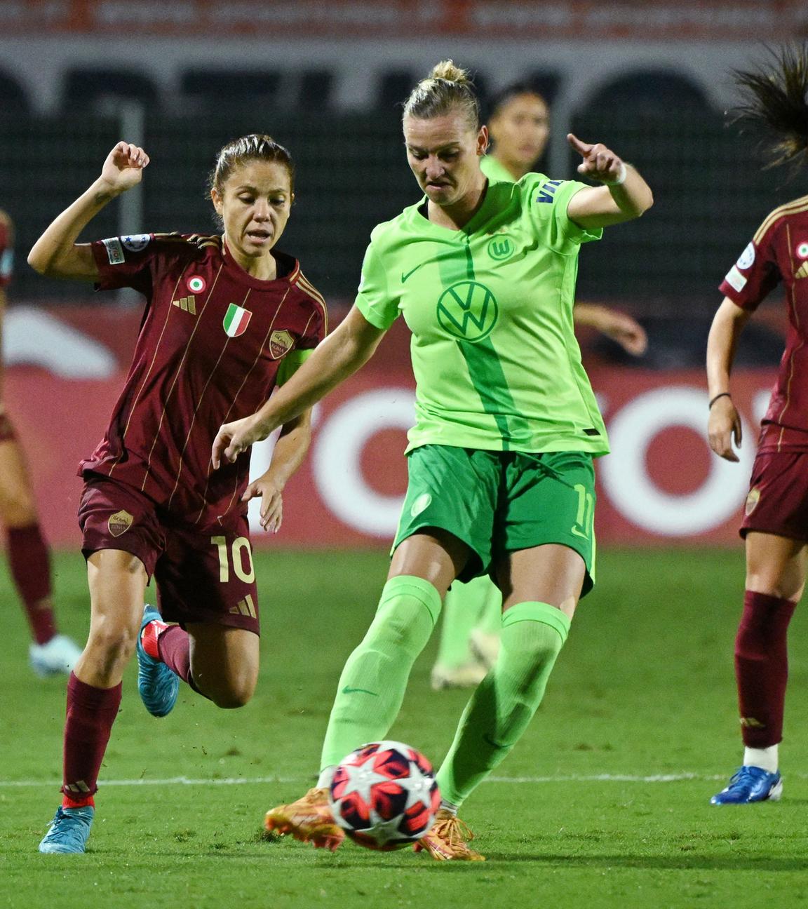 Fußball, Frauen, CL, AS Rom - VfL Wolfsburg: Roms Manuela Giugliano in Aktion mit Wolfsburgs Alexandra Popp